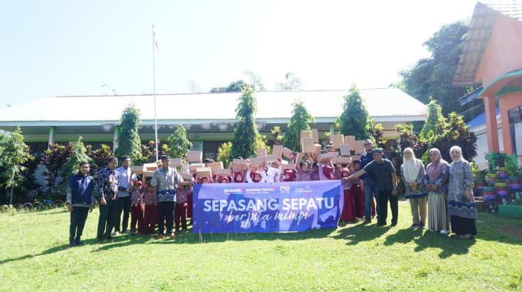 Bosowa Salurkan 482 Pasang Sepatu di Sulsel dan Sulteng
