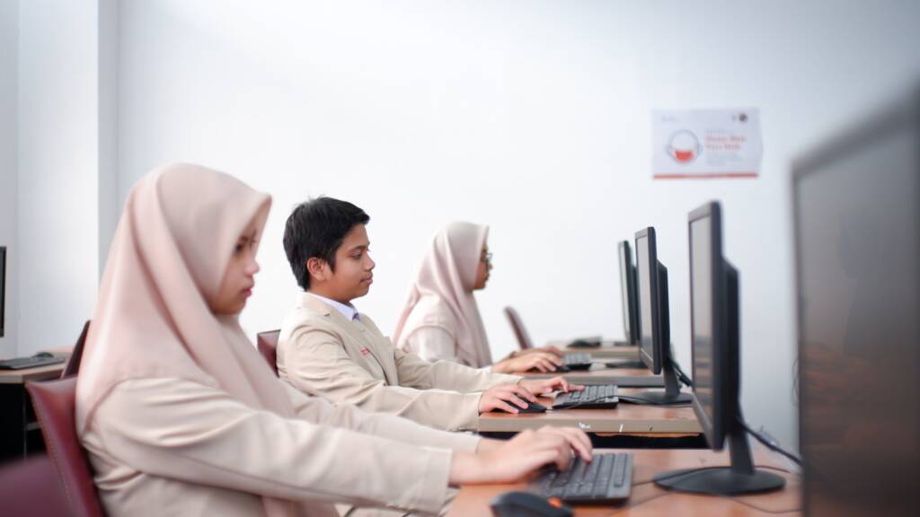 Siswa Bosowa School Makassar di lab komputer